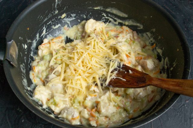 Кладём в соус нарезанное куриное филе и тёртый сыр Кладём в соус нарезанное куриное филе и тёртый сыр