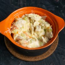 Смазываем форму размягченным маслом, выкладываем курицу Смазываем форму размягченным маслом, выкладываем курицу