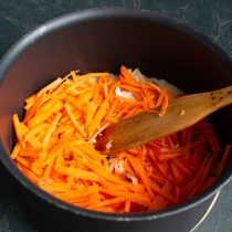 Добавляем морковь, посыпаем щепоткой соли и обжариваем 10-15 минут 