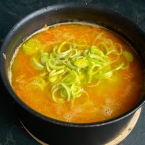 За 5 минут до готовности супа добавляем нарезанный лук-порей