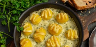 Тающая запеченная картошка с соусом в духовке