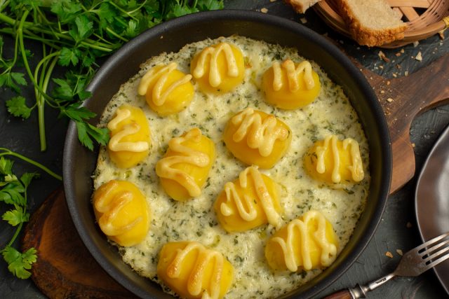 Тающая запеченная картошка с соусом в духовке Тающая запеченная картошка с соусом в духовке