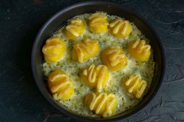 Тающая запеченная картошка с соусом в духовке готова Тающая запеченная картошка с соусом в духовке готова