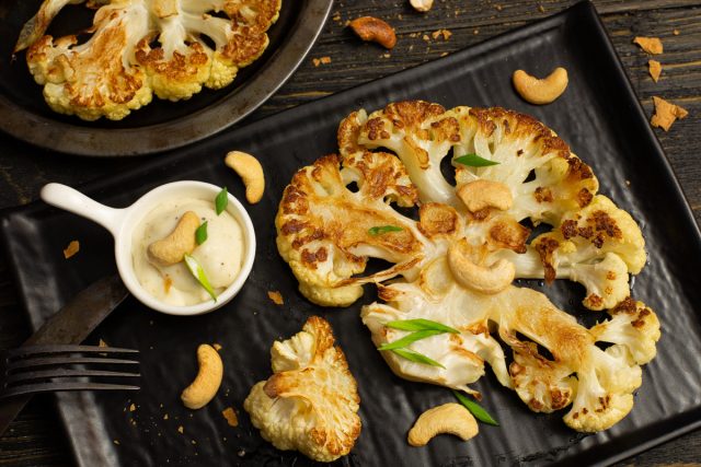 Румяная цветная капуста в духовке с соусом бешамель Румяная цветная капуста в духовке с соусом бешамель