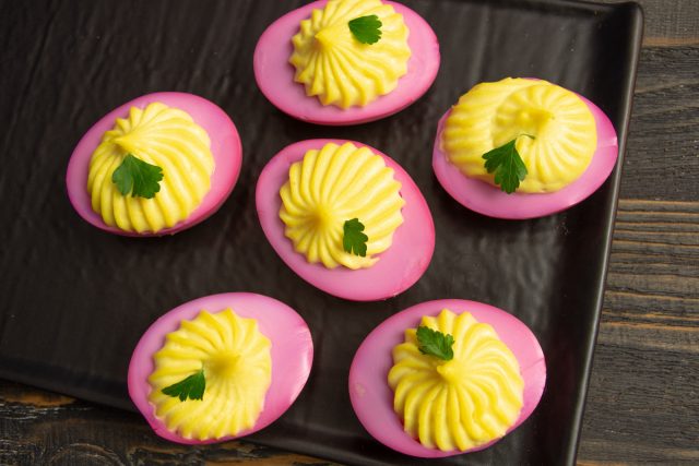 Яркие фаршированные яйца на праздничный стол готовы