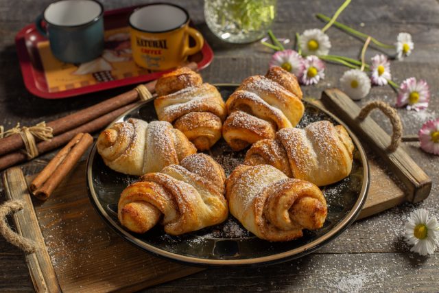 Ароматные сдобные булочки с корицей и сахаром Ароматные сдобные булочки с корицей и сахаром
