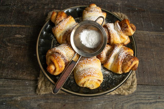 Горячие сдобные булочки с корицей и сахаром готовы Горячие сдобные булочки с корицей и сахаром готовы