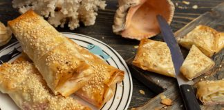 Быстрые пирожки с крабовыми палочками
