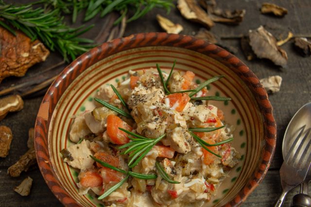 Деревенский салат с курицей и жареными грибами