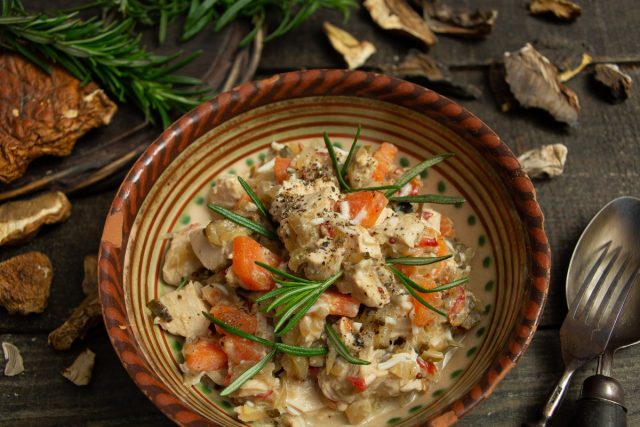Деревенский салат с курицей и жареными грибами Деревенский салат с курицей и жареными грибами