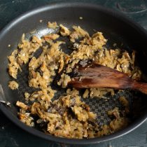 Готовим грибы с луком, в конце солим по вкусу Готовим грибы с луком, в конце солим по вкусу