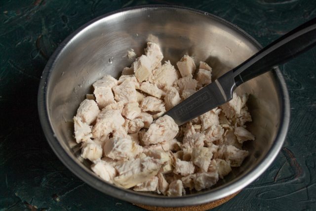 Варёное куриное филе нарезаем кубиками или разрываем на волокна Варёное куриное филе нарезаем кубиками или разрываем на волокна