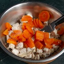 Морковь нарезаем толстыми ломтиками, добавляем к курице