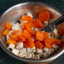 Морковь нарезаем толстыми ломтиками, добавляем к курице Морковь нарезаем толстыми ломтиками, добавляем к курице