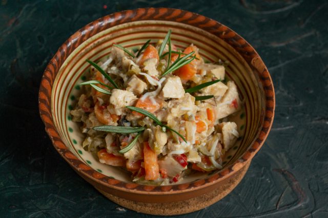 Деревенский салат с курицей и жареными грибами готов Деревенский салат с курицей и жареными грибами готов
