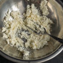 Вилкой разминаем сыр фета Вилкой разминаем сыр фета