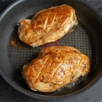 Достаём курицу из духовки, даём мясу отдохнуть Достаём курицу из духовки, даём мясу отдохнуть