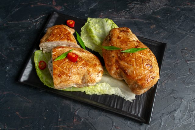 Фаршированные куриные грудки с фетой и розмарином готовы Фаршированные куриные грудки с фетой и розмарином готовы
