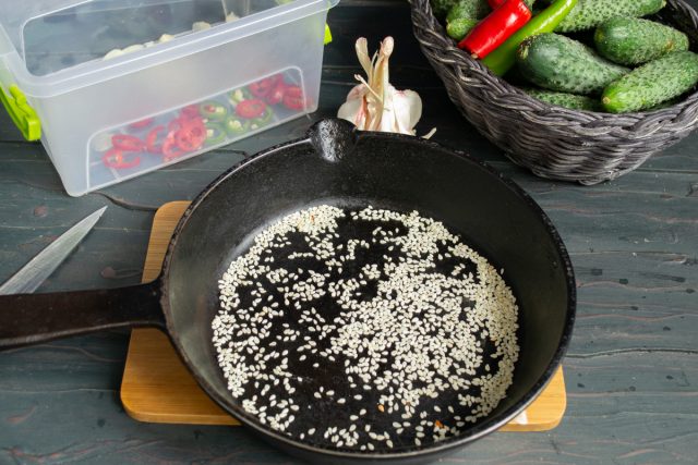 Добавляем обжаренный кунжут Добавляем обжаренный кунжут