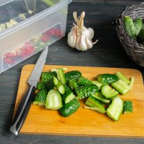 Битые огурцы разрезаем на кусочки, удобные для еды Битые огурцы разрезаем на кусочки, удобные для еды