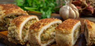 Куриный рулет из грудки по-восточному