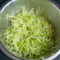 Посыпаем капусту солью по вкусу и тщательно растираем руками Посыпаем капусту солью по вкусу и тщательно растираем руками