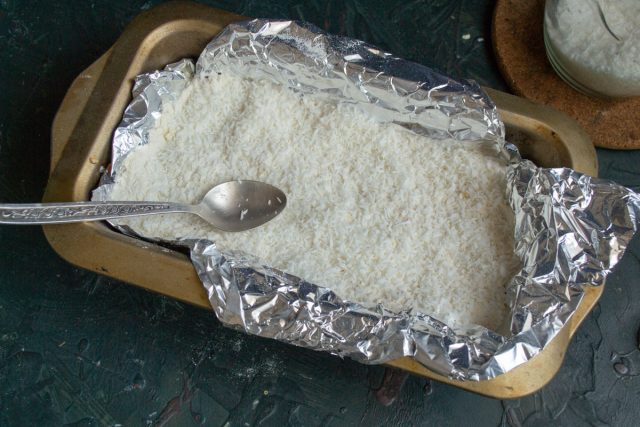 Присыпаем пирог кокосовой стружкой и отправляем форму в разогретый духовой шкаф Присыпаем пирог кокосовой стружкой и отправляем форму в разогретый духовой шкаф