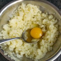 Добавляем к овощному фаршу куриное яйцо, перемешиваем Добавляем к овощному фаршу куриное яйцо, перемешиваем