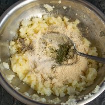 Добавляем сушеный укроп, по вкусу солим и перчим Добавляем сушеный укроп, по вкусу солим и перчим