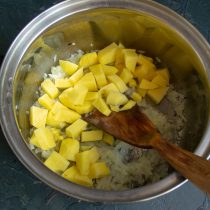 Добавляем к обжаренному луку нарезанную кубиками картошку Добавляем к обжаренному луку нарезанную кубиками картошку