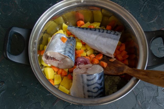 Кладём куски скумбрии в кастрюлю Кладём куски скумбрии в кастрюлю