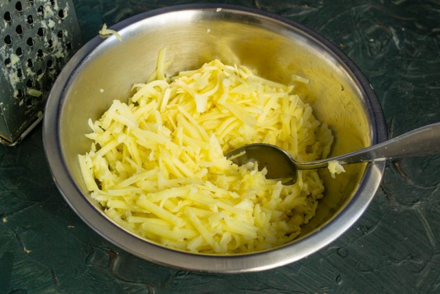 Отваренный картофель натираем на крупной тёрке Отваренный картофель натираем на крупной тёрке