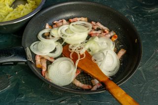Добавляем репчатый лук Добавляем репчатый лук