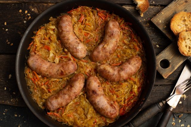 Тушеная капуста с колбасками в духовке — обед по-немецки Тушеная капуста с колбасками в духовке — обед по-немецки