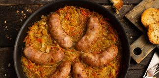 Тушеная капуста с колбасками в духовке — обед по-немецки