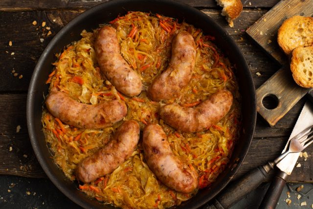 Тушеная капуста с колбасками в духовке — обед по-немецки Тушеная капуста с колбасками в духовке — обед по-немецки
