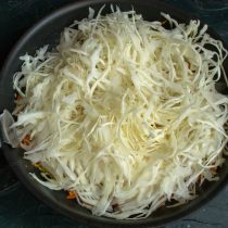Добавляем нарезанную капусту, солим по вкусу Добавляем нарезанную капусту, солим по вкусу