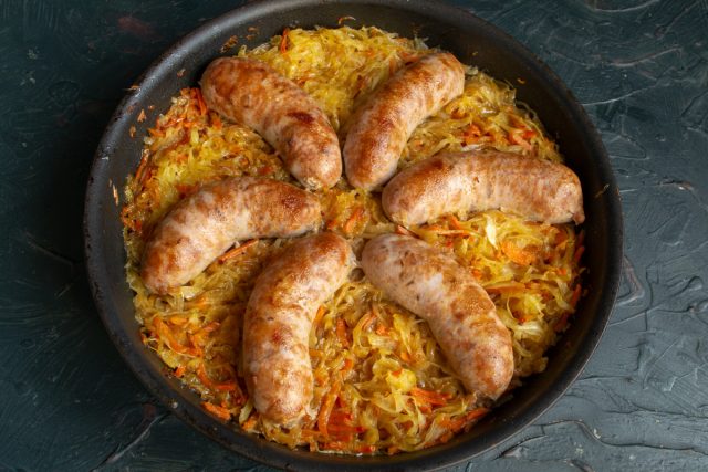 Тушеная капуста с колбасками в духовке готова Тушеная капуста с колбасками в духовке готова