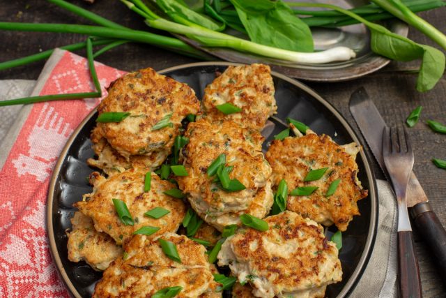 Быстрые куриные котлеты «Растрёпки» с капустой Быстрые куриные котлеты «Растрёпки» с капустой