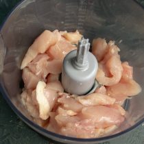 Куриное филе нарезаем кубиками и отправляем в чашу кухонного комбайна Куриное филе нарезаем кубиками и отправляем в чашу кухонного комбайна