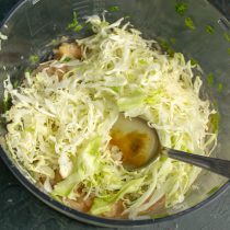 На овощной шинковке шинкуем раннюю капусту На овощной шинковке шинкуем раннюю капусту