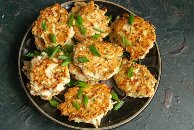 Быстрые куриные котлеты «Растрёпки» с капустой готовы Быстрые куриные котлеты «Растрёпки» с капустой готовы