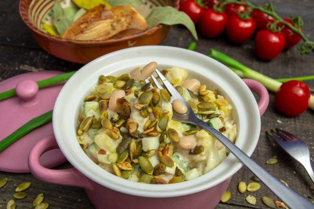 Быстрый картофельный салат с фасолью и соусом-майонезом из аквафабы