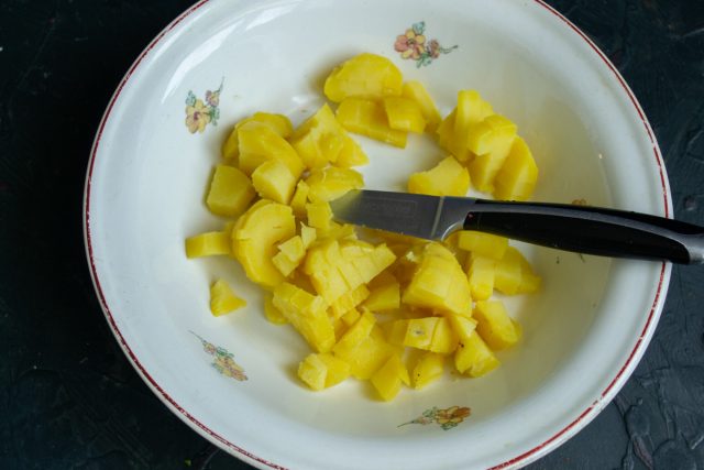 Сваренный картофель нарезаем кубиками и кладём в салатник Сваренный картофель нарезаем кубиками и кладём в салатник