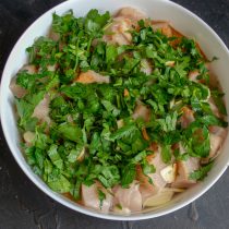 Посыпаем курицу мелко нарезанной петрушкой или кинзой Посыпаем курицу мелко нарезанной петрушкой или кинзой
