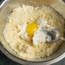 Яичный желток кладём в тесто вместе с рикоттой, добавляем ванильный экстракт