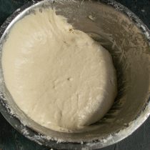 Миску прикрываем пищевой плёнкой или накрываем колпаком Миску прикрываем пищевой плёнкой или накрываем колпаком