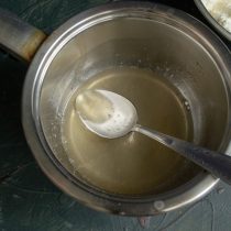 Кипятим воду, когда она остынет примерно до 80 °C, добавляем замоченный желатин и перемешиваем Кипятим воду, когда она остынет примерно до 80 °C, добавляем замоченный желатин и перемешиваем