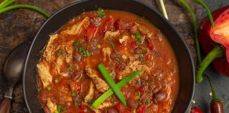 Густой томатный суп с курицей и фасолью
