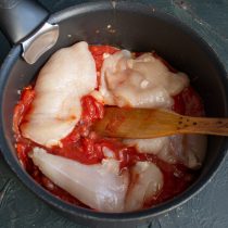 На овощи кладём филе куриной грудки без кожицы На овощи кладём филе куриной грудки без кожицы